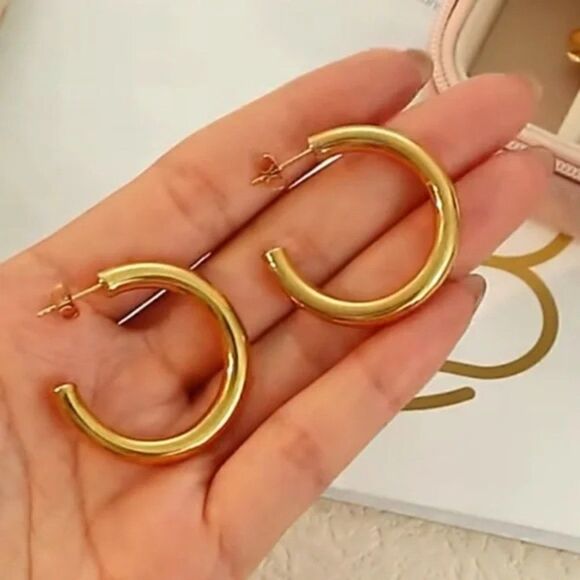 ⭐️ New Classic Gold Plated Hoop Earrings Medium Size - Picture 7 of 9